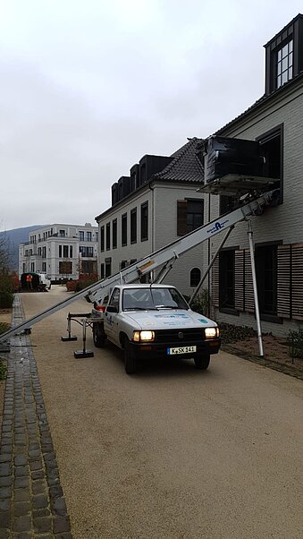 Sofa wird mit dem Möbelaufzug von Möbeltransport Erdmann in eine niedrigere Etage transportiert