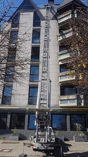 Möbelaufzug von Möbeltransport Erdmann vor einer Hausfassade