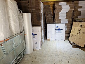 Ein Lager befüllt mit Umzugskartons